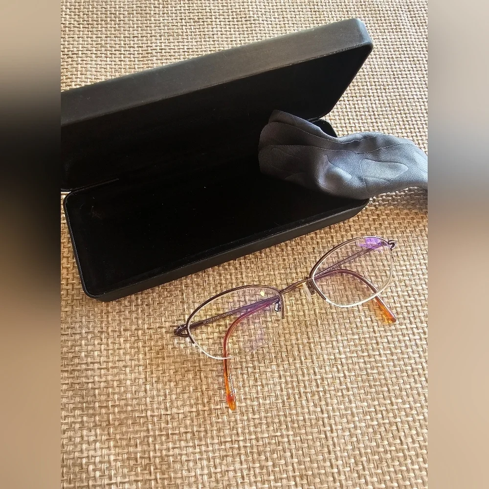 Lightweight and stylish Flexon eyeglasses in a classic oval frame 🤎